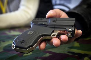Американские шерифы получили российские пистолеты "Оса"